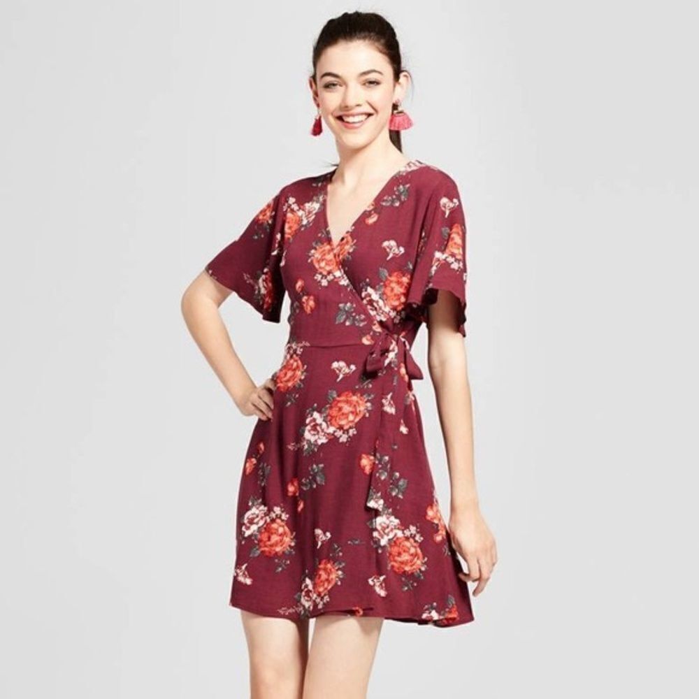 ✨ Xhilaration maroon floral wrap dress ✨